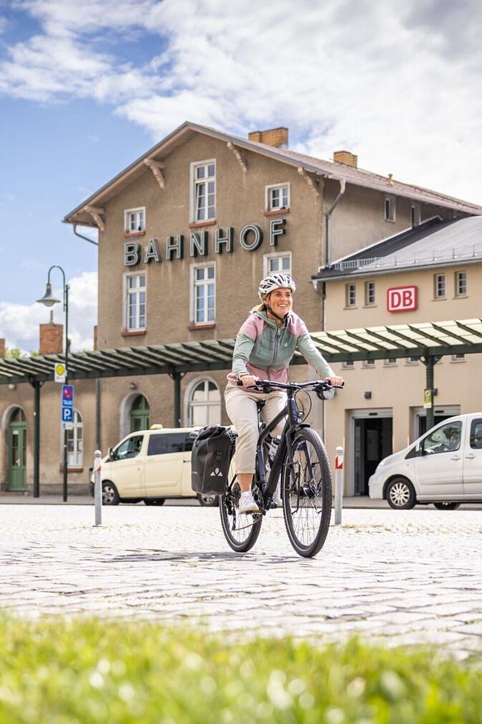 Fahrrad und Bahn: eine gute Kombination für Reisende und Pendeler:innen. Fahrrad und Bahn: eine gute Kombination für Reisende und Pendeler:innen.