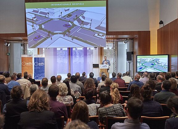 ADFC-Fachveranstaltung 2019: Sichere Kreuzungen für den Radverkehr. ADFC-Fachveranstaltung 2019: Sichere Kreuzungen für den Radverkehr.