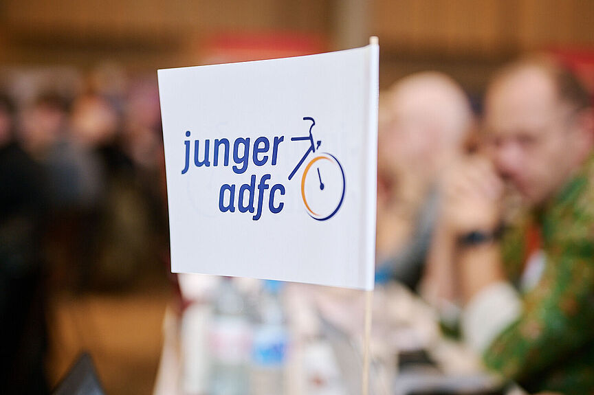 Junger ADFC gegründet Fahne mit Logo des Jungen ADFC