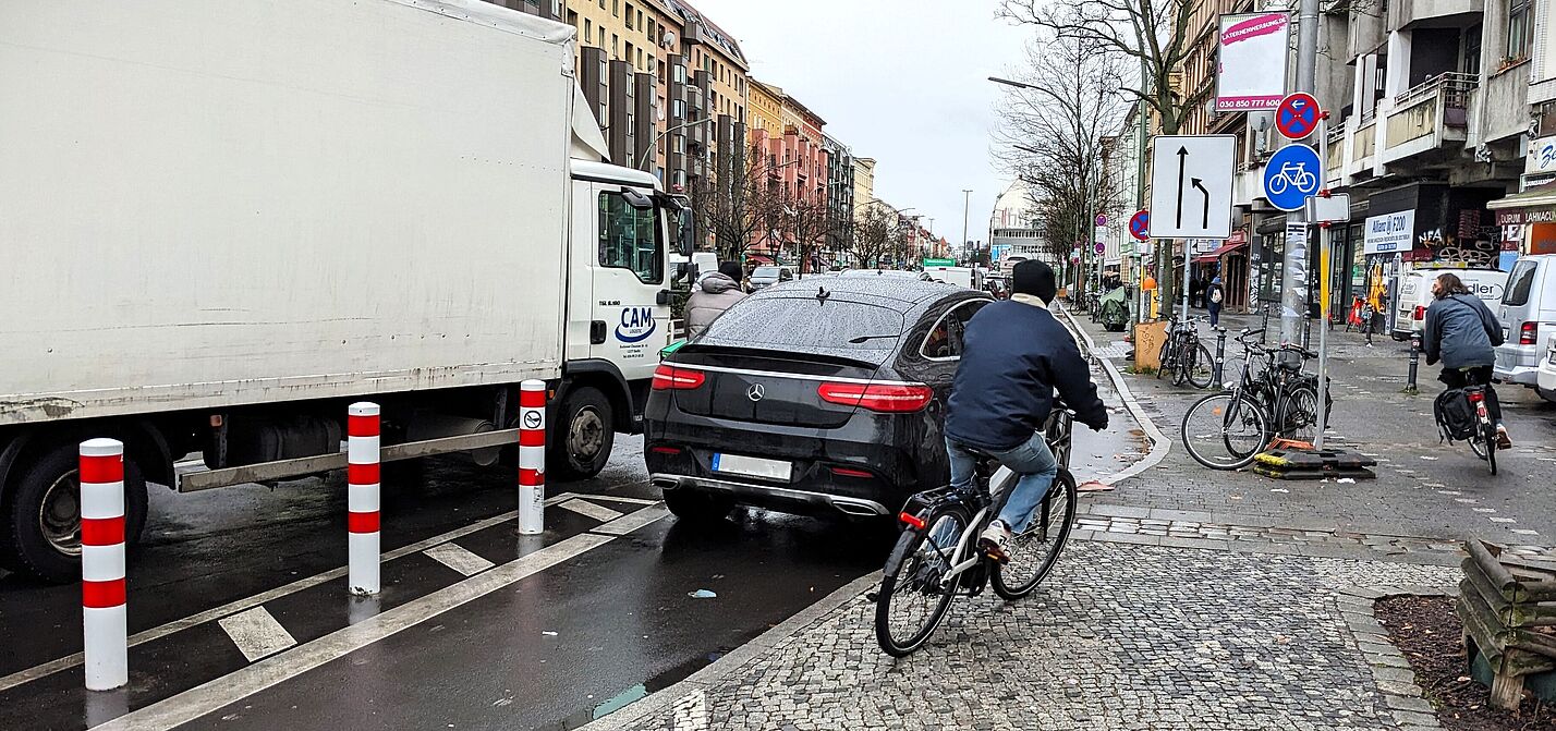 Zugeparkte Radwege tragen dazu bei, dass sich viele Radfahrende unsicher fühlen.