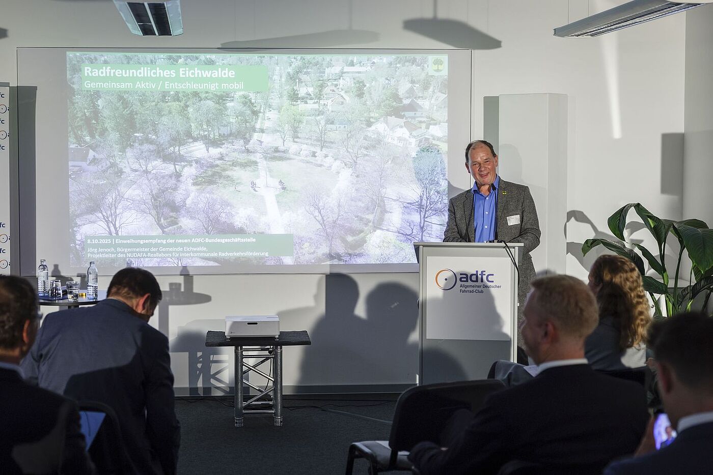 Bürgermeister Jörg Jensch stellt fahrradfreundlicher Maßnahmen seiner Gemeinde Eichwalde vor.