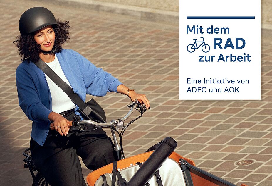Mit dem Rad zur Arbeit 2023 Eine Frau fährt mit einem Lastenrad.