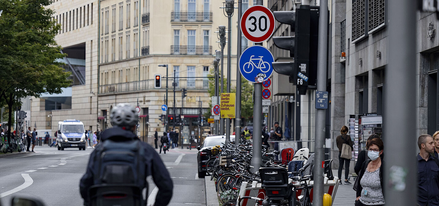 Städtische Verkehrsszene mit Fahrradinfrastruktur