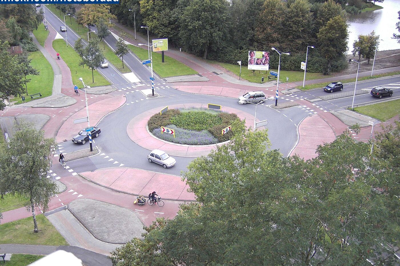 Kreisverkehr nach niederländischem Vorbild Bild zeigt einen Kreisverkehr von oben mit getrennter Führung für Radfahrer*innen