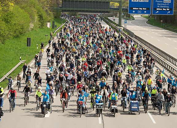 Fernaufnahme einer Gruppe Radfahrender auf der Autobahn während der Sternfahrt in München.