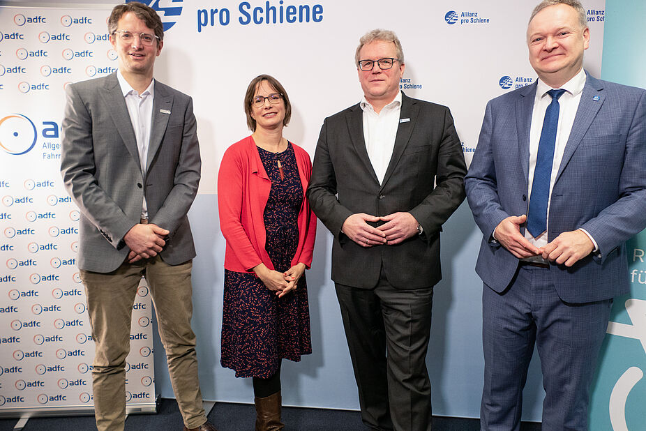 Fahrrad- und Bahnverbände kritisieren Mobilitätsgipfel im Kanzleramt Fahrrad- und Bahnverbände kritisieren den Mobilitätsgipfel im Kanzleramt: Die Verkehrswende ist mehr als E-Auto. (v.l.n.r. Wasilis von Rauch, Geschäftsführer Zukunft Fahrrad. Ann-Kathrin Schneider, ADFC-Bundesgeschäftsführerin. Dirk Flege, Geschäftsführer Allianz pro Schiene. Burkhard Stork, Geschäftsführer Zweirad-Industrie-Verband.)